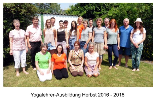 Gruppenbild Abschluss Yogalehrer-Ausbildung Herbst 2016-18 - 500.jpg